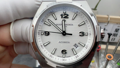 Overseas Silver Textured Dial Watch