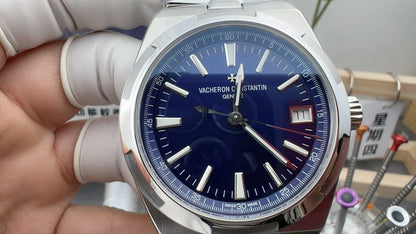 Overseas Silver Textured Dial Watch