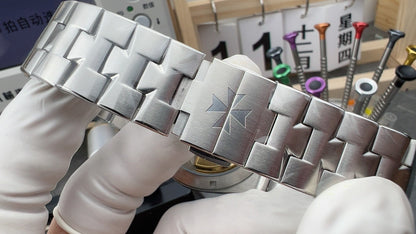 Overseas Silver Textured Dial Watch